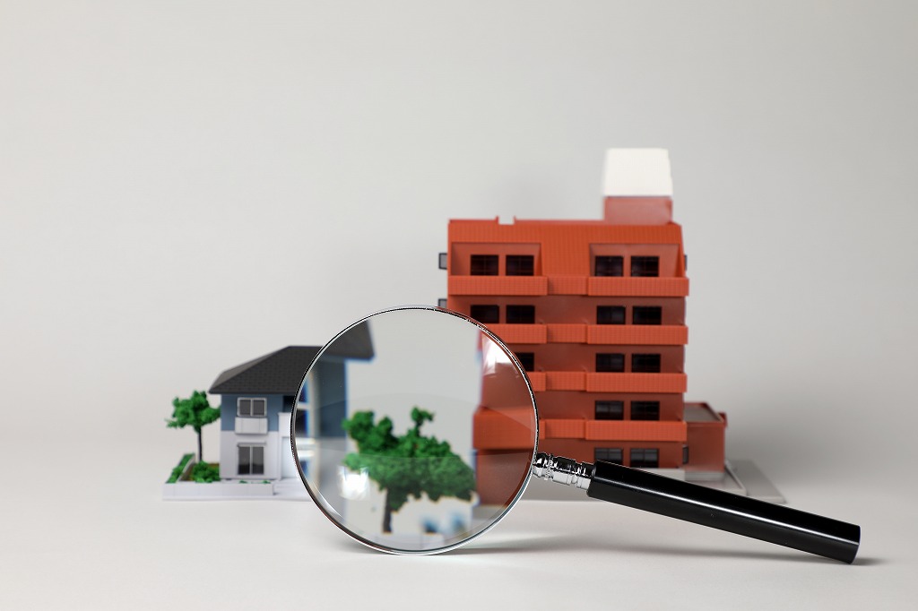 虫眼鏡と家の模型
